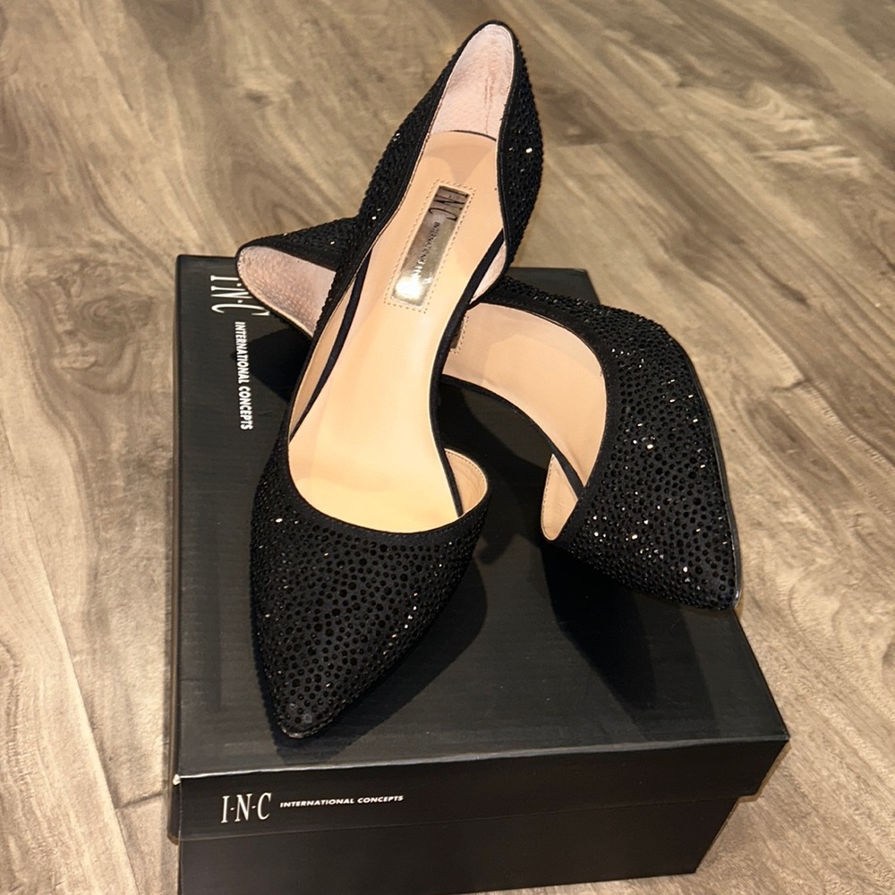 Women's Zitah Embellished Pointed Toe Pumps